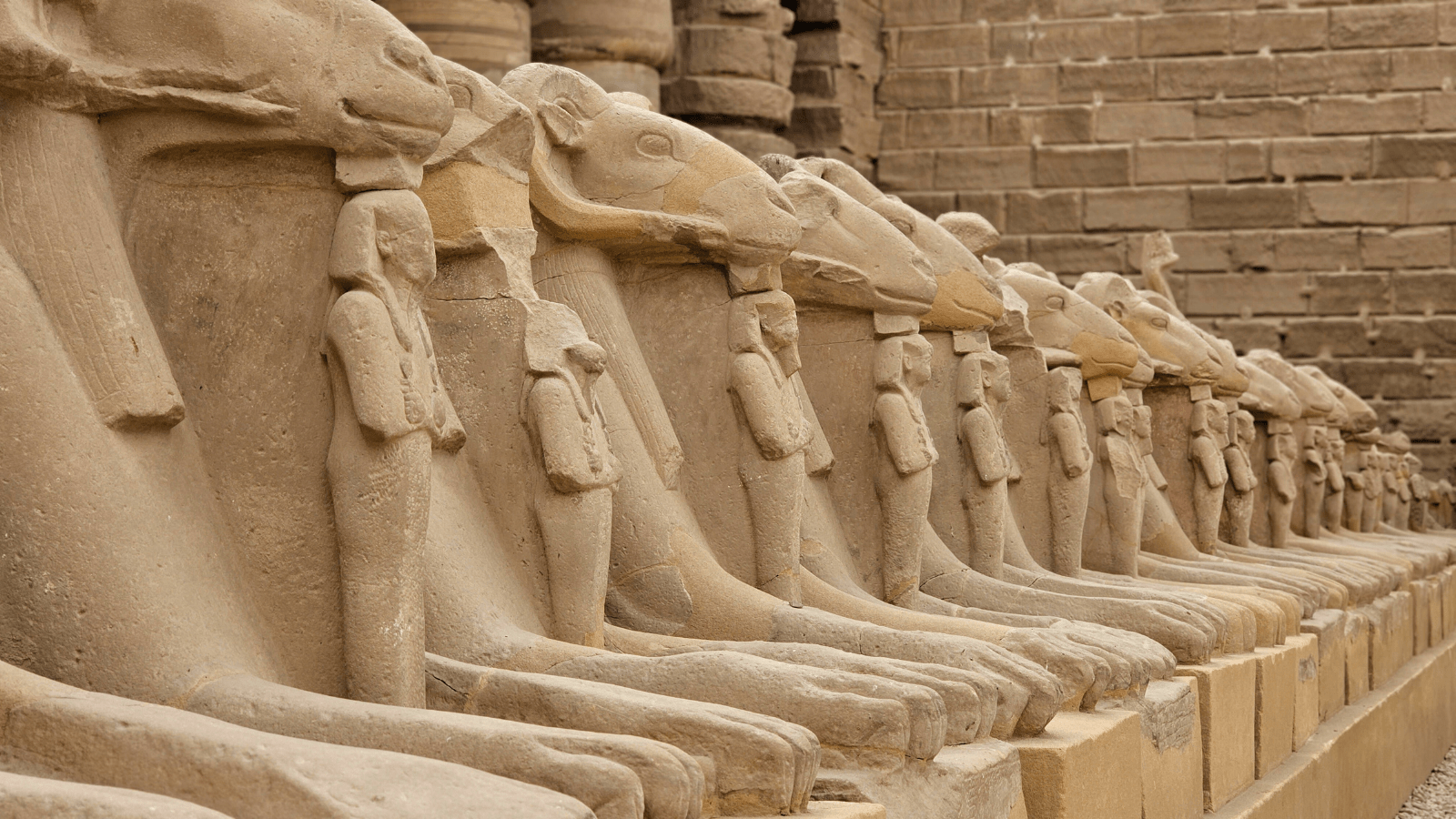 Avenida de esfinges y pilonos monumentales en el complejo de Karnak
