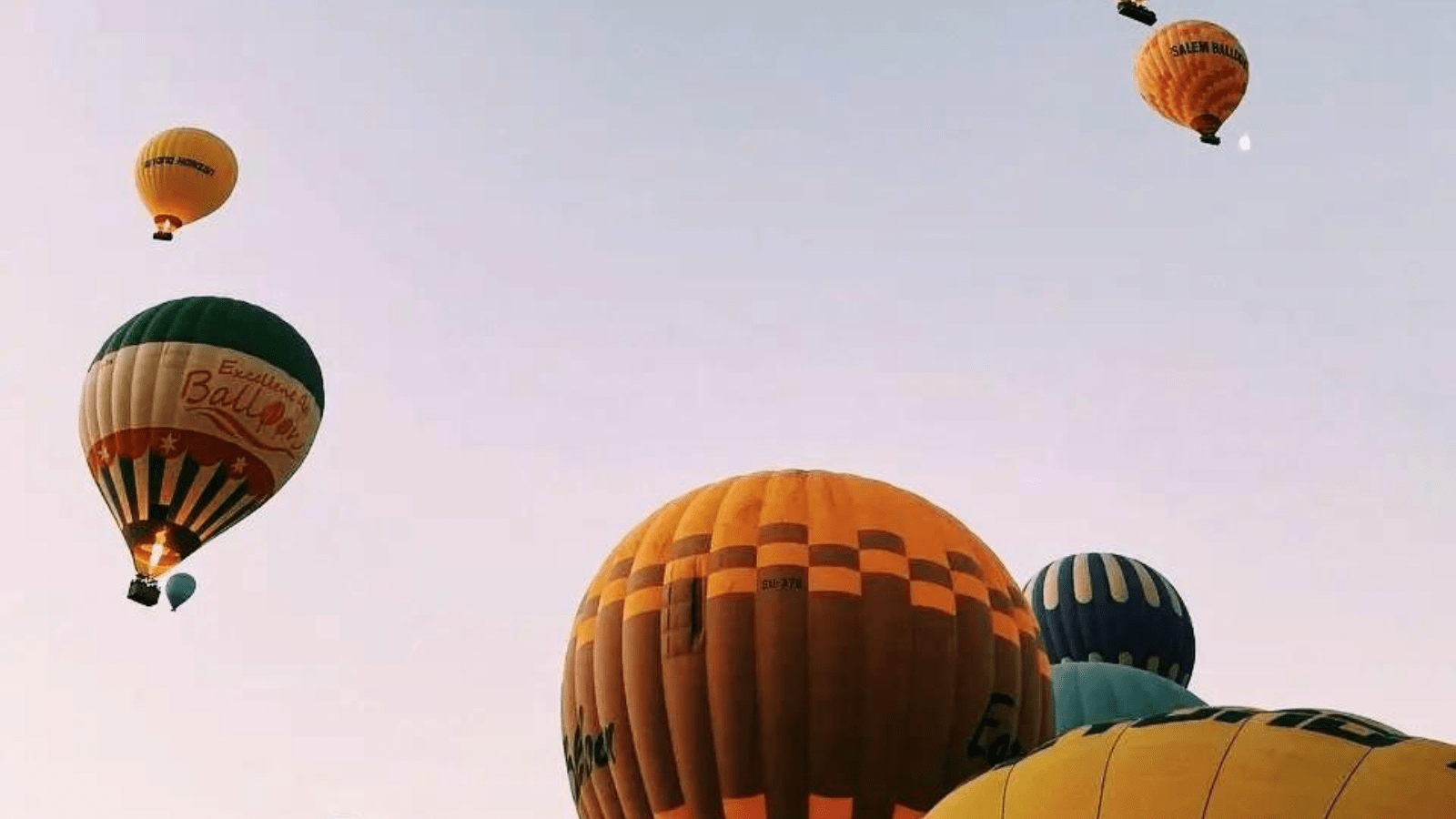 Globos aerostáticos preparándose para un vuelo al amanecer en Luxor