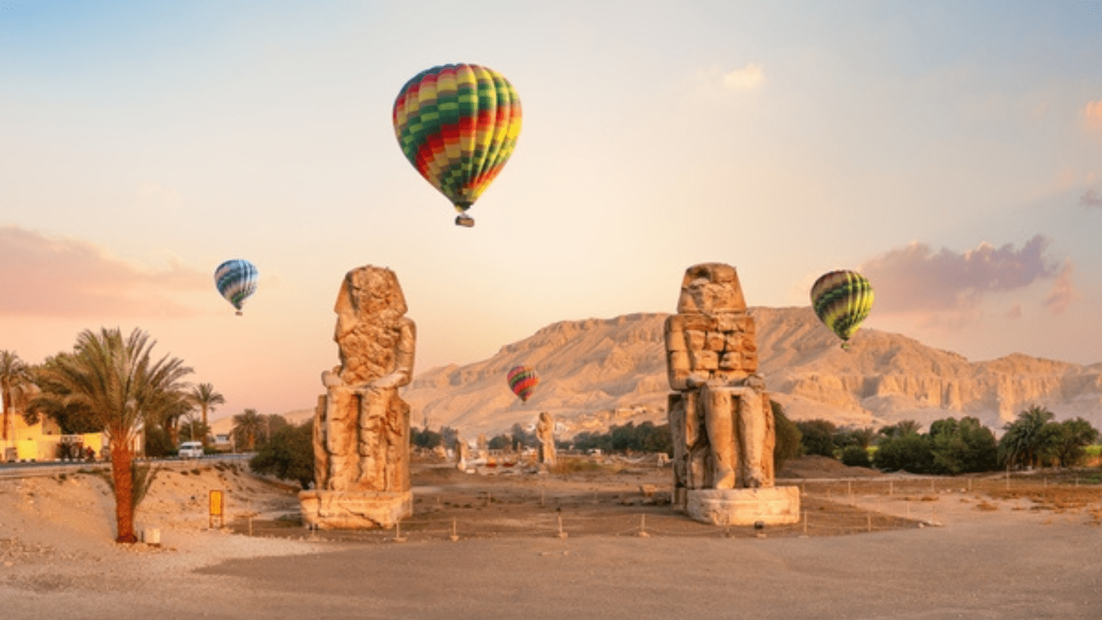 Globo aerostático completando un vuelo al amanecer sobre Luxor