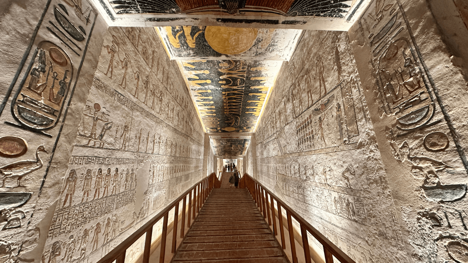 Tomba reale decorata nella Valle dei Re durante il tour di Luxor
