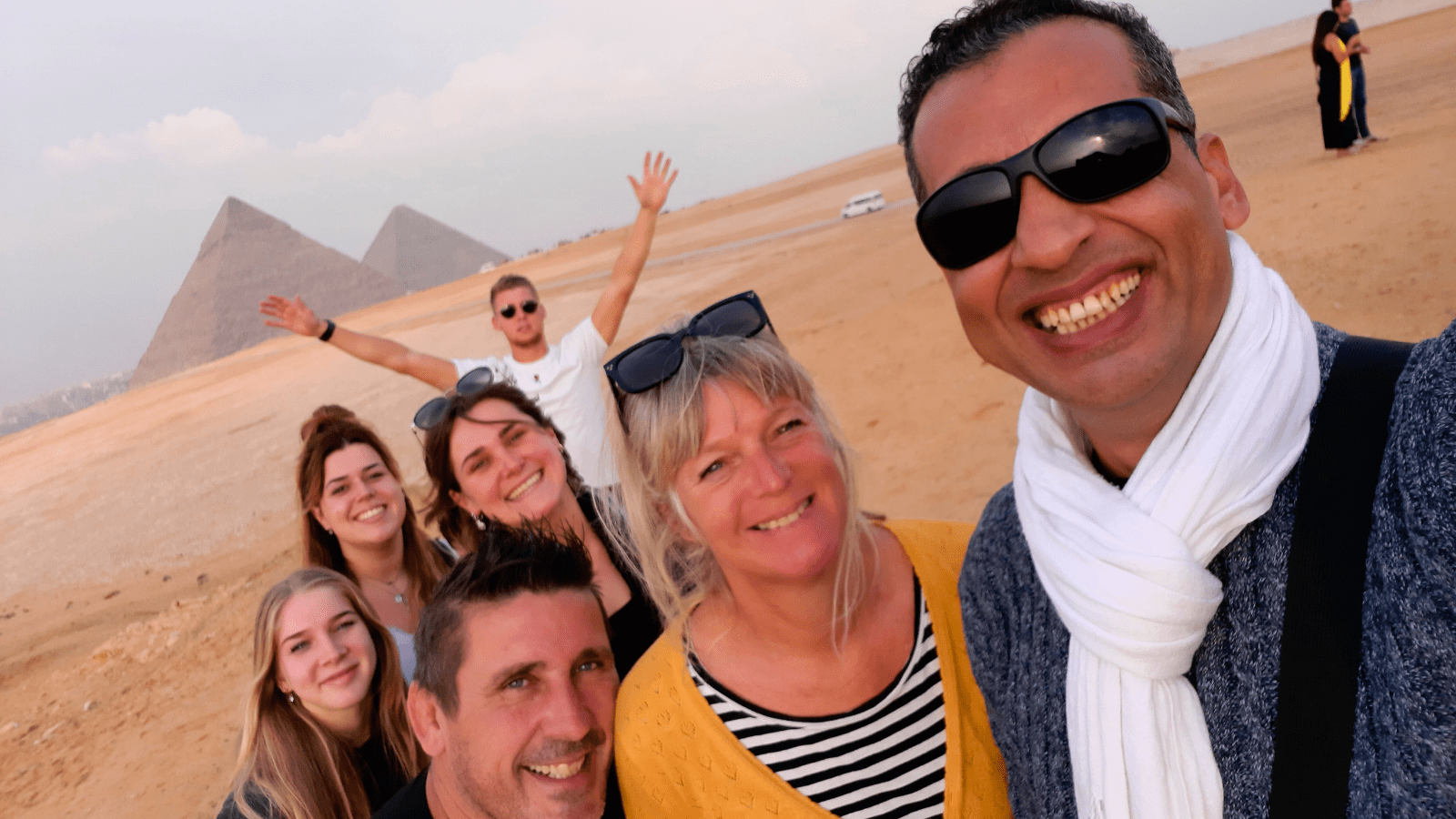 Guía de Egypt Tours Club con viajeros en las Pirámides de Giza