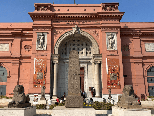 El recorrido por el museo egipcio en El Cairo.