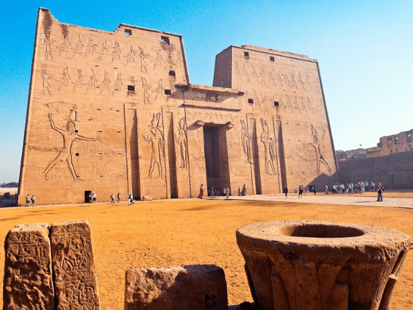 Temprano en la mañana Visita al templo de Edfu.